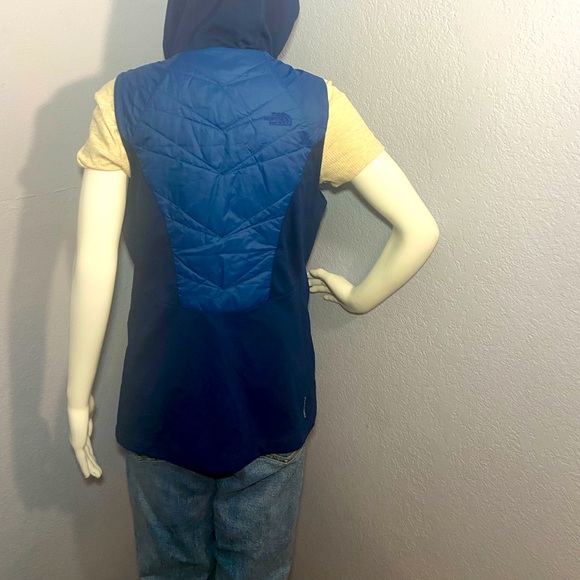 North face flash dry vest with hood and full zipper for women - Picture 3 of 13